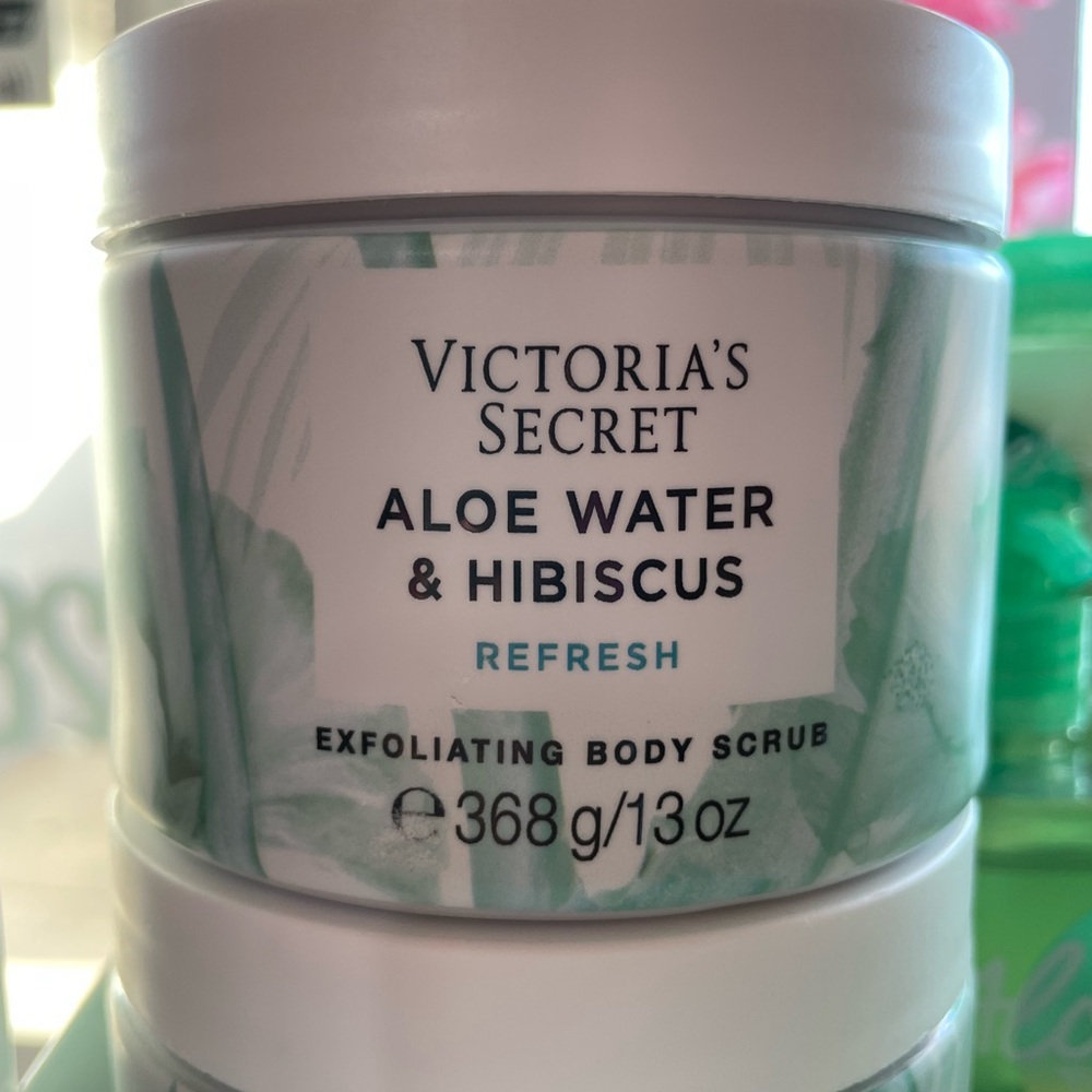 Victoria's Secret Refreshing Aloe & Hibiscus Scrub - Picture 2 of 2